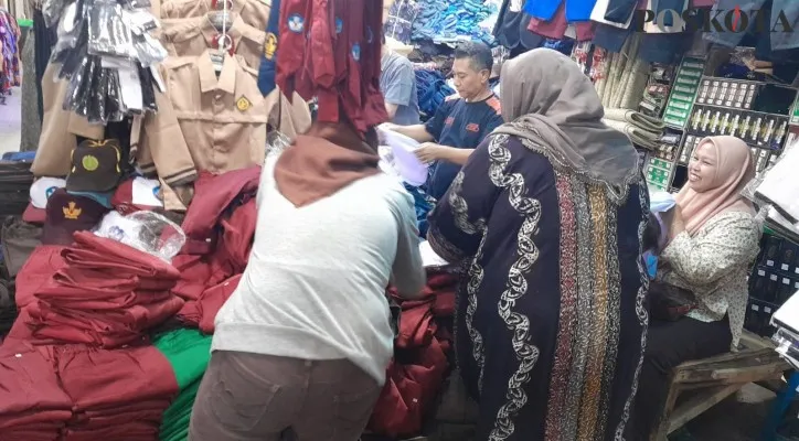 Sejumlah warga saat pilih-pilih seragam sekolah di Pasar Badak Pandeglang. (POSKOTA/ Samsul Fatoni).