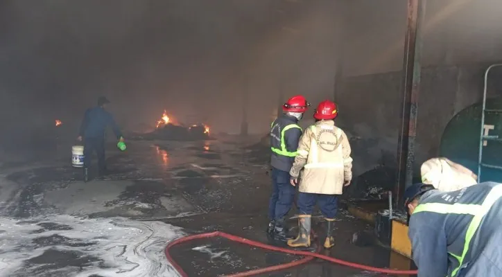 Petugas saat memadamkan api di pabrik pengolahan limbah di Cikarang Barat, Kabupaten Bekasi, Rabu, 26 Juni 2024. (Dok. Damkar Kabupaten Bekasi)