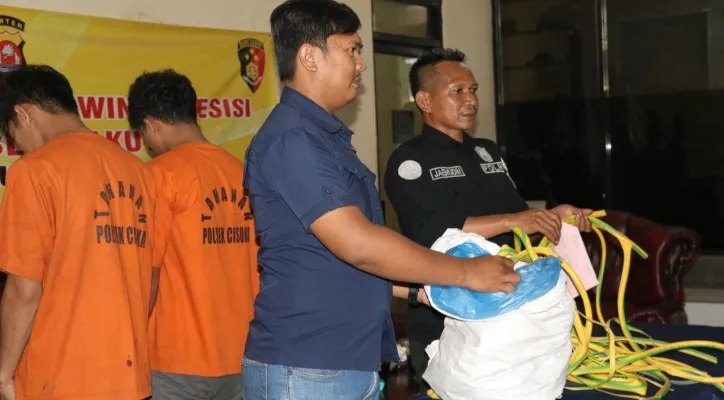 Dua terduga pelaku pencurian di perusahaan wilayah Kabupaten Tangerang. (FotoHumas Polresta Tangerang)