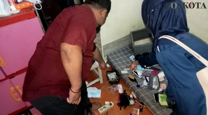 Polisi melakukan pemeriksaan TKP pencurian di sebuah kontrakan di Telukjambe. (POSKOTA/ Aep Saepuloh)