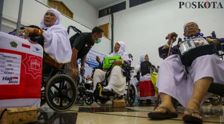 Ilustrasi jemaah haji usai turun dari pesawat dalam insiden teror bom. Poskota/Ahmad Tri Hawaari