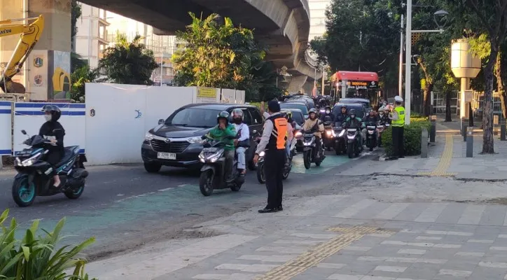 Petugas Dishub dengan polantas melakukan penjagaan melakukan pengaturan lalu lintas di Jalan Satrio akibat penyempitan jalan dari proyek saluran air. (Dok. Humas Sudinhub Jakarta Selatan)