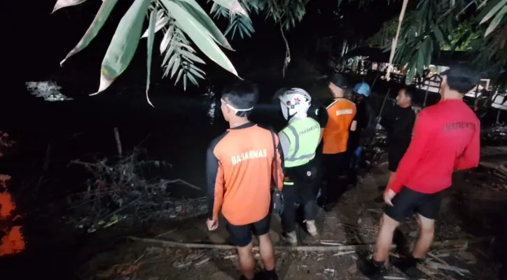 Tim SAR gabungan saat melakukan pencarian anak 9 tahun yang hanyut di Kali Cikarang, Kabupaten Bekasi. (Dok: SAR Bekasi)