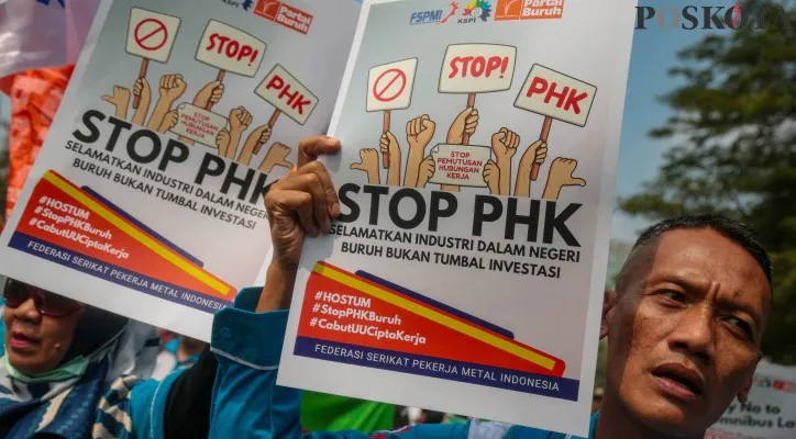 Sejumlah buruh yang tergabung dalam Partai Buruh dan KSPI saat melakukan aksi massa di Patung Kuda Arjuna Wijaya, Medan Merdeka Barat, Jakarta Pusat, beberapa waktu lalu. (Poskota/Ahmad Tri Hawaari)