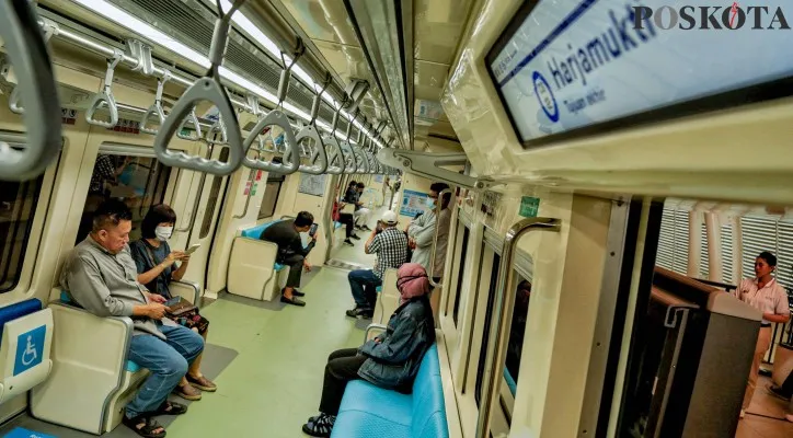 Aktivitas penumpang saat menaiki rangkaian gerbong kereta Light Rail Transit (LRT) Jabodebek di Stasiun Dukuh Atas, Jakarta Selatan, Jumat (5/7/2024). LRT Jabodebek memberlakukan ketentuan baru terkait tarif LRT Jabodebek mulai Juli 2024 yang ketentuan baru ini berlaku bagi penumpang tap in dan tap out di stasiun yang sama,adapun tarif maksimal LRT Jabodebek sebesar Rp 20.000 berlaku saat Senin-Jumat pukul 06.00-08.59 dan 16.00-19.59 sedangkan selain waktu tersebut dan libur nasional berlaku Rp 10.000.Poskota/Ahmad Tri Hawaari