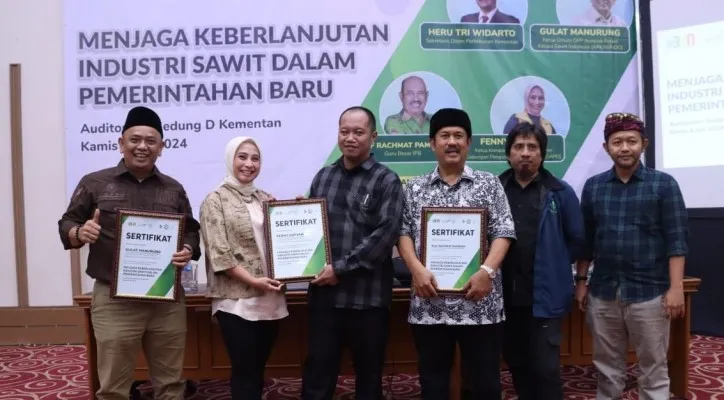 Foto: Forwatan menggelar diskusi bertajuk "Menjaga Keberlanjutan Industri Sawit  dalam Pemerintah Baru" dengan menghadirkan sejumlah pakar pertanian, yakni Dr. Gulat ME Manurung  Fenny Sofyan, dan Ardi Praptono. (Dok. Forwatan)