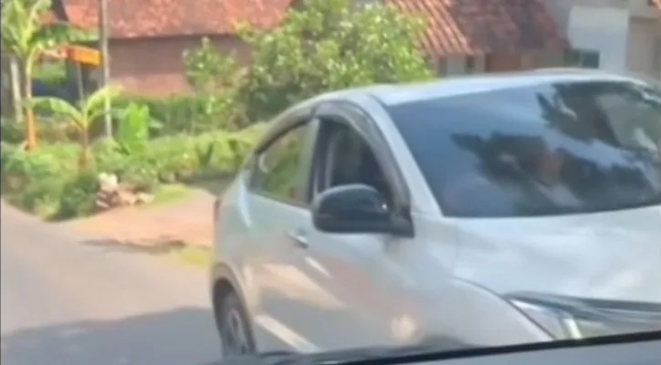 Bapak-bapak arogan nekat lawan arah dan mengaku ketua ormas Kabupaten berakhir dengan video klarifikasi. (Tangkapan Layar/instagram)