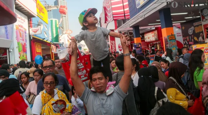 Aktivitas pengunjung saat mengunjungi salah satu tenan pada penutupan Jakarta Fair 2024 di Jakarta Internasional Expo (JIEXPO), Kemayoran, Jakarta Pusat, Minggu, 14 Juli 2024 tahun lalu. Poskota/Ahmad Tri Hawaari