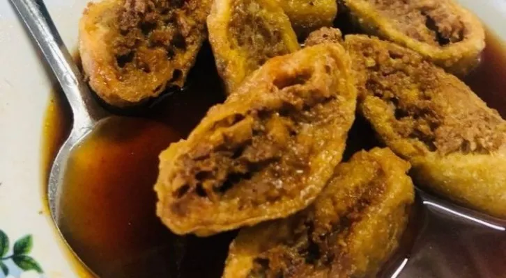 Gohyong, atau biasa dikenal juga dengan nama Ngo Hiong, adalah hidangan yang terbuat dari daging cincang dan berbagai bumbu khas yang dibungkus dengan kulit tahu (Foto : Pinterest)