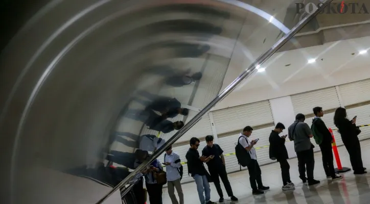 Sejumlah pencari kerja mengunjungi pameran bursa kerja Jakarta Job Fair di Seasons City, Tambora Jakarta Barat. (Poskota/Ahmad Tri Hawaari)