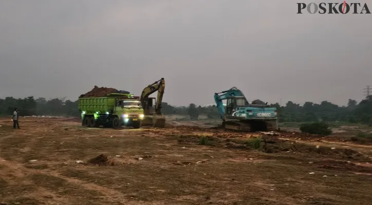 Aktivitas galian tanah di Kampung Bugel, Kelurahan Kaduagung, Kecamatan Tigaraksa, Kabupaten Tangerang. (Poskota.co.id/Veronica Prasetio)