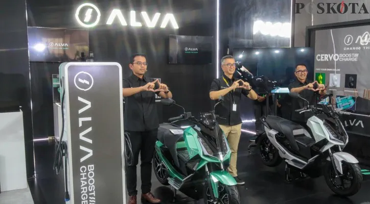 Chief Executive Officer ALVA, Purbaja Pantja berserta sejumlah staf saat meresmikan dan menerangkan produk terbaru varian motor listrik ALVA Cervo dalam pameran otomotif GAIKINDO Indonesia Internasional Auto Show (GIIAS) 2024 di Indonesia Convention Exhibition (ICE) BSD, Serpong, Kabupaten Tangerang pada Kamis, 18 Juli 2024. (Poskota.co.id/Ahmad Tri Hawaari)