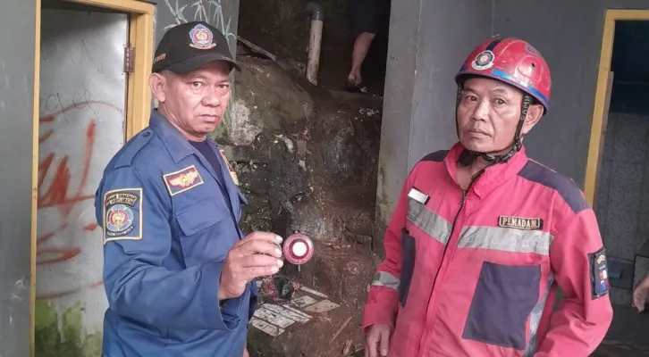 Petugas cek lokasi kebakaran di Kota Bogor. (Dok. Damkar Kota Bogor)