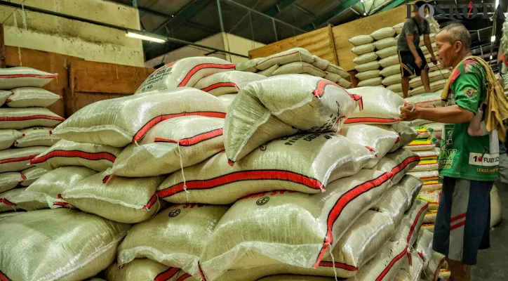 Bansos beras 10 kg 2026 akan segera disalurkan. Cek jadwalnya. 
Poskota/Ahmad Tri Hawaari