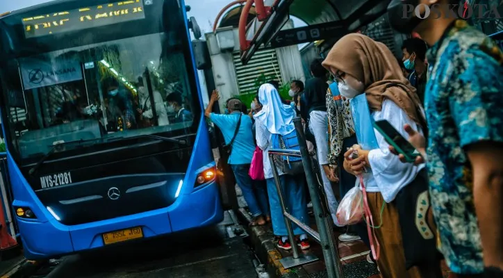 Ilustrasi penumpang Transjakarta. (Poskota/Ahmad Tri Hawaari)