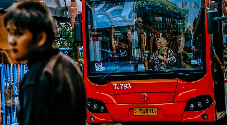 Aktivitas penumpang saat akan menaiki bus Transjakarta di Terminal Blok M, Jakarta Selatan, Minggu (21/7/2024). Poskota/Ahmad Tri Hawaari