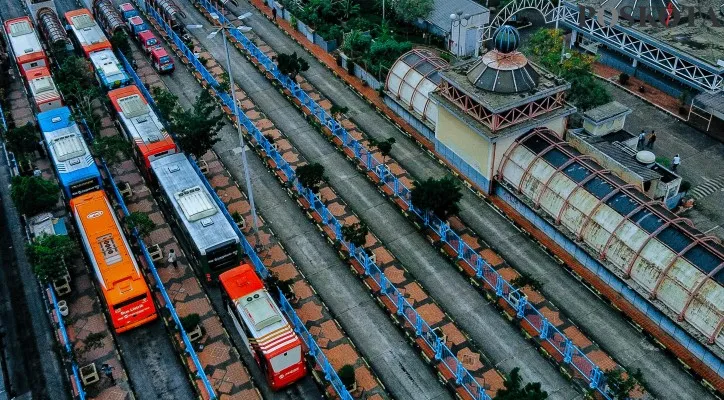 Foto udara dan aktivitas penumpang saat akan menaiki bus Transjakarta di Terminal Blok M, Jakarta Selatan, Minggu (21/7/2024). Pemerintah Pusat melalui PT MRT Jakarta akan merevitalisasi mulai 2024 hingga 2029 yang nantinya akan terintegrasi dengan Stasiun MRT Blok M dengan konsep Transit Oriented Development (TOD).Poskota/Ahmad Tri Hawaari