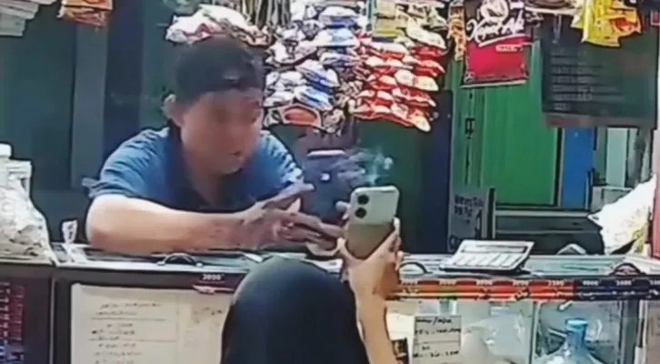 Rekaman CCTV pencurian Hp di warung madura dengan modus bayar pake Qris. (Tangkapan layar/Instagram)