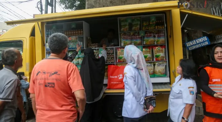 Aktivitas warga saat mengantre pembelian sembako murah di kawasan Jakarta Pusat. Poskota/Ahmad Tri Hawaari