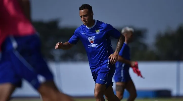 Pemain asing anyar Persib Bandung, Mailson Lima saat menjalani latihan perdana. (persib.co.id)