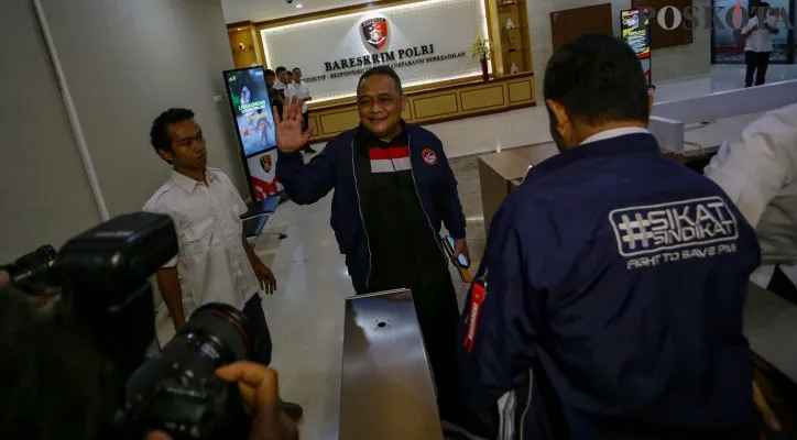 Kepala Badan Perlindungan Pekerja Migran Indonesia (BP2MI) Benny Rhamdani berjalan saat tiba dan akan menjalani pemeriksaan di Bareskrim Polri, Kebayoran Baru, Jakarta Selatan, Senin (29/7/2024). Bareskrim memeriksa Benny untuk meminta keterangan soal sosok berinisial T yang disebut-sebut sebagai pengendali judi daring di Tanah Air. Poskota/Ahmad Tri Hawaari