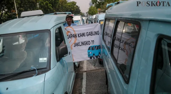 Massa yang tergabung dari Sopir JakLingko dan Mikrolet di depan Gedung Balai Kota DKI Jakarta, Medan Merdeka Selatan, Jakarta Pusat, Selasa (30/7/2024). Dalam aksinya sejumlah 1.366 sopir yang terdiri dari JakLingko, APB dan Mikrolet menuntut perbaikan mekanisme pengupahan yang mereka terima, meminta keadilan kuota dan mikrolet reguler bisa dipermudah persyaratannya untuk mendaftar sebagai JakLingko agar mendapatkan penghasilan tetap yang menyebabkan 29 rute terganggu.Poskota/Ahmad Tri Hawaari