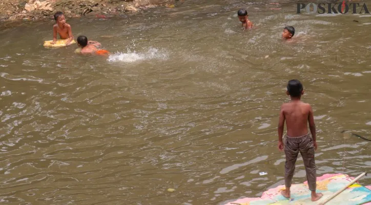 Ilustrasi: Aktivitas anak-anak saat sore hari bermain di aliran Sungai Ciliwung, Manggarai, Jakarta Selatan, beberapa waktu lalu. Pengamat ,memberikan saran terkait masih banyaknya warga Jakarta Selatan yang BAB sembarangan..Poskota/Ahmad Tri Hawaari