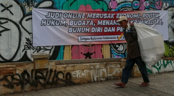Sejumlah spanduk tuntutan masyarakat untuk pemerintah menangkap bandar judi online terpasang di sepanjang kawasan Cawang hingga Kampung Melayu, Jakarta Timur, Minggu (4/8/2024). Poskota/Ahmad Tri Hawaari