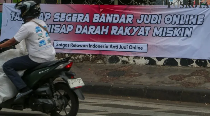 Sejumlah spanduk tuntutan masyarakat untuk pemerintah menangkap bandar judi online terpasang di sepanjang kawasan Cawang hingga Kampung Melayu, Jakarta Timur, Minggu (4/8/2024).Sejumlah Sanduk tuntutan masyarakat untuk pemerintah menangkap bandar judi online pada beberapa titik di Jakarta mulai dari JPO, Trotoar, hingga pagar pembatas yang berdasarkan data Pusat Pengawasan dan Analisa Transaksi Keuangan (PPATK) angka transaksinya mencapai Rp327 Triliun. (Poskota/Ahmad Tri Hawaari)