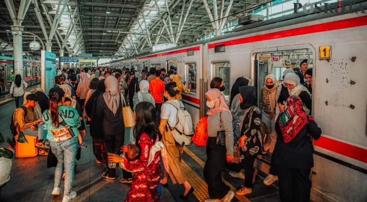 PT Kereta Api Indonesia (KAI) Group siapkan 44.754.280 tempat duduk untuk persiapan Liburan Natal dan Tahun Baru 2025 mendatang.Poskota/Ahmad Tri Hawaari