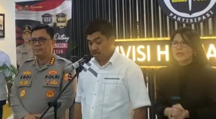 Jubir Densus 88 Antiteror Polri, Kombes Aswin Siregar didampingi Kabag Penum Polri Kombes Pol Erdi doorstop dalam penangkapan teroris di Jakarta. (Dok Div Humas Polri)