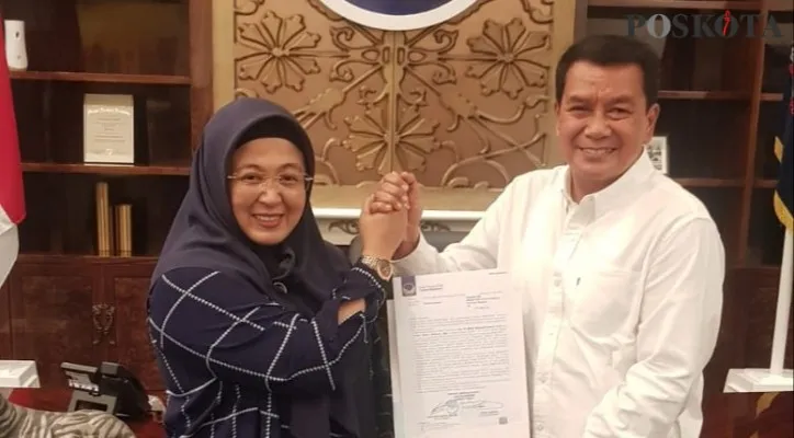 Maesyal Rasyid-Intan saat menerima surat rekomendasi Partai Nasdem. (Poskota/Veronica Prasetio)