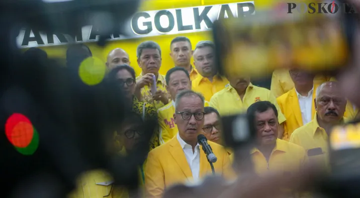 Plt Ketua Umum Partai Golkar, Agus Gumiwang Kartasasmita bersama Wakil Ketua Umum Bambang Soesatyo, Sekretaris Jenderal Partai Golkar, Lodewijk F. Paulus dan sejumlah pengurus saat mengikuti rapat pleno dan memberikan keterangan kepada wartawan di Dewan Pimpinan Pusat (DPP) Partai Golkar, Jalan Anggrek Neli Murni Nomor 11A, RT 16/RW 1, Kelurahan Kemanggisan, Kecamatan Palmerah, Jakarta Barat pada Selasa, 13 Agustus 2024. (Poskota.co.id/Ahmad Tri Hawaari)