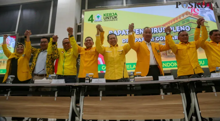 PLT Ketua Umum Partai Golkar Agus Gumiwang Kartasasmita bersama Wakil Ketua Umum Bambang Soesatyo, Sekretaris Jenderal Partai Golkar, Lodewijk F. Paulus dan sejumlah pengurus saat mengikuti rapat pleno dan memberikan keterangan kepada wartawan di Dewan Pimpinan Pusat (DPP) Partai Golkar, Jakarta, Selasa (13/8/2024). Rapat Pleno Partai Golkar yang digelar pada Selasa malam (13/8) memutuskan Wakil Ketua Umum Partai Golkar, Agus Gumiwang Kartasasmita (AGK) sebagai Pelaksana Tugas (Plt) Ketua Umum Partai Golkar yang selanjutnya diagendakan persiapan Rapat Kerja Nasional (Rakernas) tanggal 20 Agustus dan Musyawarah Nasional (Munas) Partai Golkar ke-11 serta berharap seluruh kader Partai Golkar dapat terus menjaga stabilitas dan melanjutkan program-program strategis partai menghadapi Pilkada Serentak 2024.Poskota/Ahmad Tri Hawaari