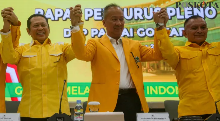 Plt Ketua Umum Partai Golkar Agus Gumiwang Kartasasmita bersama Wakil Ketua Umum Bambang Soesatyo, Sekretaris Jenderal Partai Golkar, Lodewijk F. Paulus dan sejumlah pengurus saat mengikuti rapat pleno dan memberikan keterangan kepada wartawan di DPP Partai Golkar, Jakarta, Selasa, 13 Agustus 2024. (Poskota/Ahmad Tri Hawaari)