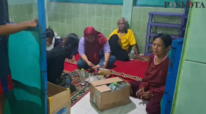 Korban pengungsian Manggarai tidur di aula masjid hanya berukuran sekitar 3 x 3 meter yang sumpek dan panas. (Angga)