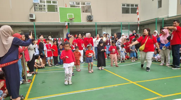 Foto: Anak-anak penghuni Apartemen Kalibata City, Pancoran, Jaksel, lomba balap kelereng. (Dok. Warga)