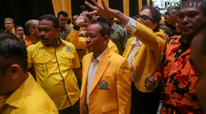 Calon Ketua Umum Partai Golkar sekaligus Menteri ESDM bersama Ketua Dewan Pembina DPP Partai Golkar, Aburizal Bakrie saat menghadiri Musyawarah Nasional Partai Golkar di Jakarta Convention Center, Senayan, Jakarta Pusat, Selasa (20/8/2024). Partai Golkar menggelar Musyawarah Nasional tahun 2024 dengan agenda pemilihan ketua umum Partai Golkar dan hasilnya Menteri Energi dan Sumber Daya Mineral Bahlil Lahadalia akan menjadi calon tunggal dan mengeklaim telah didukung oleh 469 orang dari total 558 pemilik suara pada Munas Golkar, pada kesempatan itu, AGK mengatakan bahwa Presiden Joko Widodo dan Presiden terpilih Prabowo Subianto akan hadir. Begitu pula dengan eks Wapres Jusuf Kalla yang dijadwalkan akan hadir pada penutupan.Poskota/Ahmad Tri Hawaari