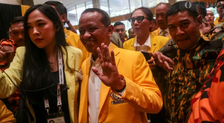 Calon Ketua Umum (Ketum) Partai Golkar sekaligus Menteri ESDM, Bahlil Lahadalia saat menghadiri Munas XI Golkar di Jakarta Convention Center (JCC), Senayan, Jakarta Pusat pada Selasa, 20 Agustus 2024. (Poskota/Ahmad Tri Hawaari)