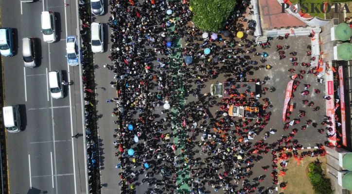 Ribuan massa yang tergabung dari berbagai elemen masyarakat memadati aksi demontrasi di depan Gedung DPR, Senayan, Jakarta Pusat, Kamis, 22 Agustus 2024. (Poskota/Ahmad Tri Hawaari)