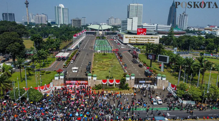 Ribuan massa yang tergabung dari berbagai elemen masyarakat memadati saat aksi demontrasi di depan Gedung DPR, Senayan, Jakarta Pusat, Kamis (22/8/2024). Ribuan massa pendemo Demo Darurat Indonesia mulai memadati Jalan Gotot Subroto, Jakarta mengenakan atribut dan membawa spanduk dan demo ini bagian dari gerakan 'peringatan darurat Indonesia' yang viral di media sosial setelah DPR bermanuver mengabaikan putusan MK dan menolak pengesahan Revisi UU Pilkada.Poskota/Ahmad Tri Hawaari