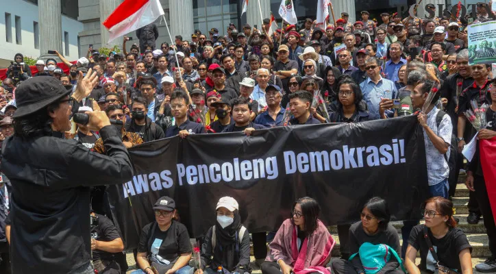 Massa yang tergabung dalam Forum Guru Besar, akademisi, masyarakat sipil, budayawan, dan aktivis 98 melakukan aksi Kawal Putusan MK di depan Gedung Mahkamah Konstitusi, Gambir, Jakarta Pusat, Kamis (22/8/2024). Dalam aksinya mereka menolak revisi UU Pilkada oleh DPR yang akan menganulir keputusan Mahkamah Konstitusi Nomor 60 dan Nomor 70 Tahun 2024 tentang ambang batas pencalonan di Pilkada Serentak 2024. Poskota/Ahmad Tri Hawaari