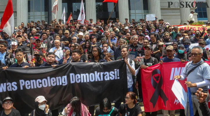 Massa yang tergabung dalam Forum Guru Besar, akademisi, masyarakat sipil, budayawan, dan aktivis 98 melakukan aksi Kawal Putusan MK di depan Gedung Mahkamah Konstitusi, Gambir, Jakarta Pusat, Kamis (22/8/2024). Dalam aksinya mereka menolak revisi UU Pilkada oleh DPR yang akan menganulir keputusan Mahkamah Konstitusi Nomor 60 dan Nomor 70 Tahun 2024 tentang ambang batas pencalonan di Pilkada Serentak 2024. Poskota/Ahmad Tri Hawaari