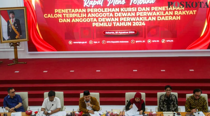 Ketua KPU Mochammad Afifuddin didampingi sejumlah anggota KPU saat memimpin Rapat Pleno Terbuka Penetapan Perolehan Kursi dan Calon Terpilih Anggota Dewan Perwakilan Rakyat dan Dewan Perwakilan Daerah Pemilu Tahun 2024 di Gedung KPU, Menteng, Jakarta Pusat, Minggu, 25 Agustus 2024. (Poskota/Ahmad Tri Hawaari)