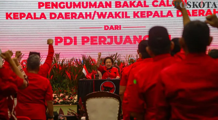 Foto: Ketua Umum PDI Perjuangan Megawati Soekarnoputri menyampaikan pidato dan berfoto bersama dengan enam pasang bakal calon gubernur dan bakal calon wakil gubernur usai memberikan surat keputusan (SK) partai di Kantor DPP PDI Perjuangan, Menteng, Jakarta Pusat, Senin (26/8/2024).PDIP mengumumkan 60 calon kepala daerah yang terdiri dari enam bakal calon gubernur dan bakal calon wakil gubernur, 38 bakal calon bupati dan bakal calon wakil bupati, serta 16 bakal calon wali kota dan bakal calon wakil wali kota untuk ikut dalam Pilkada serentak 2024. (Poskota/Ahmad Tri Hawaari)