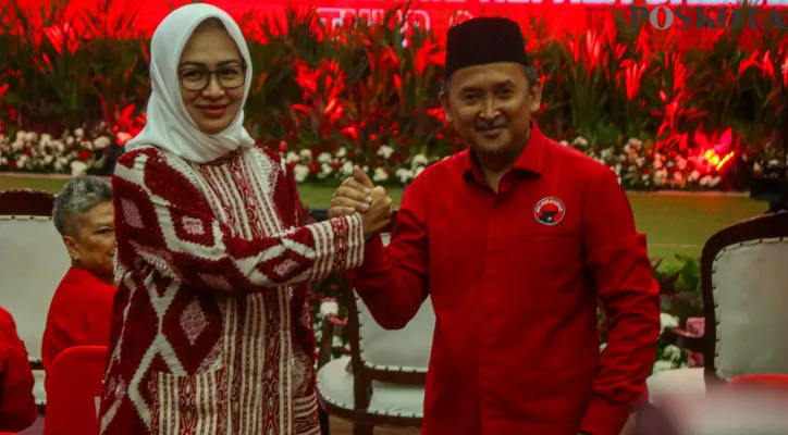 Pasangan Calon Gubernur dan Wakil Gubernur Banten, Airin Rachmi Diany dan Ade Sumardi saat diusung PDIP di Kantor DPP PDIP, Jakarta Pusat pada Senin, 26 Agustus 2024. (Poskota/Ahmad Tri Hawaari)