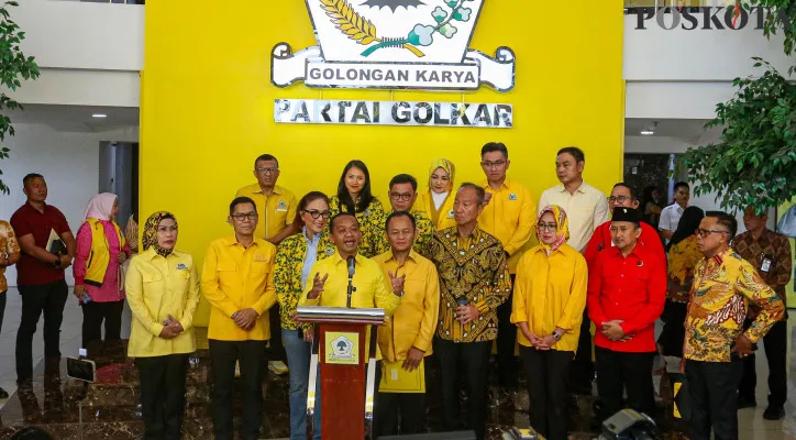 Ketua Umum Partai Golkar Bahlil Lahadalia memberikan surat rekomendasi kepada Airin Rachmi Diany untuk maju di Pilkada Banten di Kantor DPP Partai Golkar, Slipi, Jakarta Barat, Selasa (27/8/2024). Partai Golkar memutuskan untuk mengusung Airin Rachmi Diany-Ade Sumardi untuk maju di Pilgub Banten pada Pilkada 2024 setelah sebelumnya mendukung pasangan Andra Soni-Dimyati Natakusumah yang dukungan tersebut diumumkan Ketua Umum Golkar, Bahlil Lahadalia pada sehari sebelumnya, PDIP telah mengumumkan dukungannya kepada Airin yang berpasangan dengan Ketua DPD PDIP Banten.Poskota/Ahmad Tri Hawaari