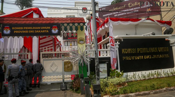 Ketua Divisi Teknis KPU RI Idham Kholik dan anggota Bawaslu saat mengecek kesiapan pendaftaran Pemilihan Kepala Daerah 2024 di Kantor KPU DKI Jakarta, Salemba, Jakarta Pusat, Selasa (27/8/2024). Kedatangan KPU dan Bawaslu dalam rangka memantau kesiapan KPU daerah di hari pertama pendaftaran Pilkada 2024 yang dimana hari ini adalah tanggal 27 Agustus 2024 penerimaan pendaftaran pasangan calon gubernur dan wakil gubernur DKI Jakarta dan akan dilangsungkan sampai dengan tanggal 29 Agustus 2024 serta di hari terakhir kantor KPU DKI buka mulai dari jam 08.00 pagi sampai dengan jam 23.59 WIB. (Poskota/Ahmad Tri Hawaari