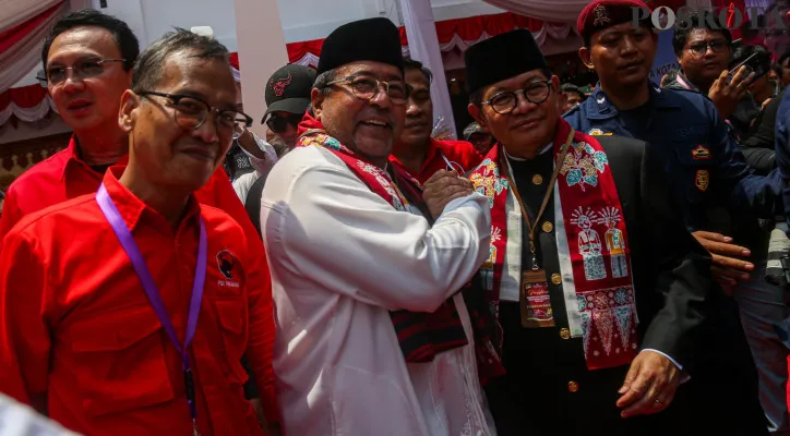 Bakal calon pasangan Calon Gubernur dan Wakil Gubernur DKI Jakarta Pramono Anung dan Rano Karno saat mendatangi bersama pendukung menuju Kantor KPU DKI Jakarta, Salemba, Jakarta Pusat, Rabu (28/8/2024). Pasangan Pramono Anung dan Rano Karno resmi mendaftarkan diri sebagai peserta Pemilihan Gubernur DKI Jakarta 2024 dengan dukungan Partai Demokrasi Indonesia Perjuangan dan Hanura.Poskota/Ahmad Tri Hawaari