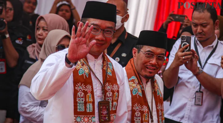 Bakal calon pasangan Calon Gubernur dan Wakil Gubernur DKI Jakarta Ridwan Kamil dan Suswono saat mendatangi bersama pendukung menuju Kantor KPU DKI Jakarta, Salemba, Jakarta Pusat, Rabu (28/8/2024). Pasangan Ridwan Kamil dan Suswono resmi mendaftarkan diri sebagai peserta Pemilihan Gubernur DKI Jakarta 2024 dengan dukungan Partai Golkar, Gerindra, PAN, PKS, Demokrat, PSI dan PKB Poskota/Ahmad Tri Hawaari